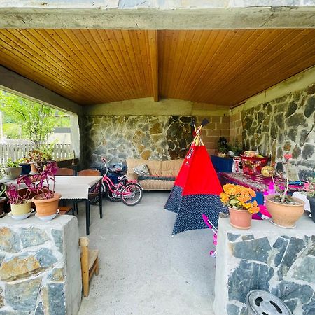 Manana Japaridze'S Guesthouse Mestia Zewnętrze zdjęcie